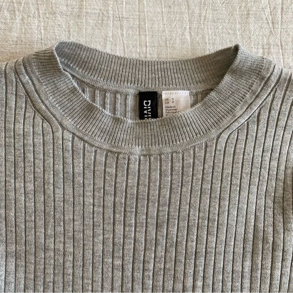 H&M Divided Gray Ribbed Long Sleeve Crop Top Small - Picture 3 of 8